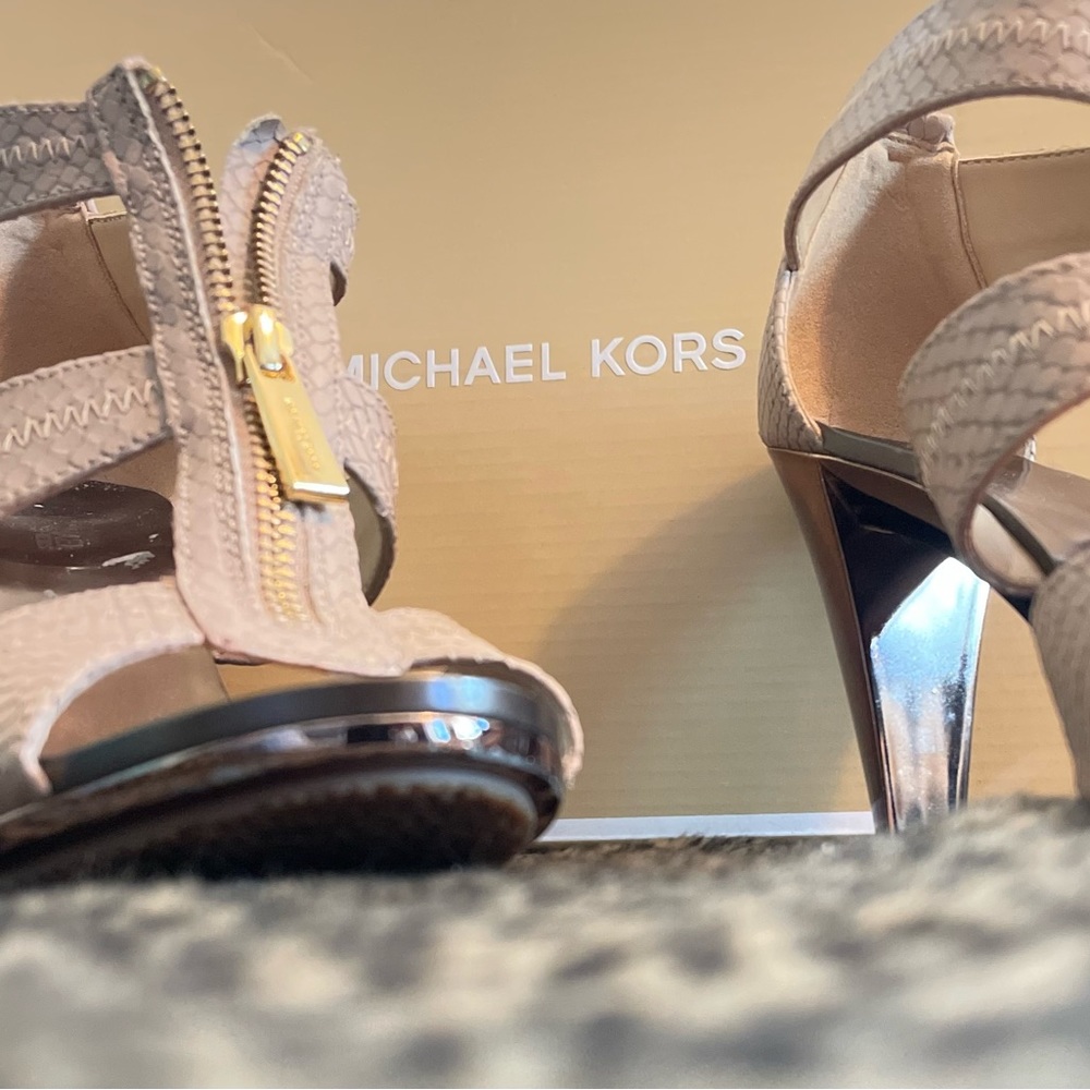 Michael Kors Berkley T - Strap, Embossed Leather, Size 8